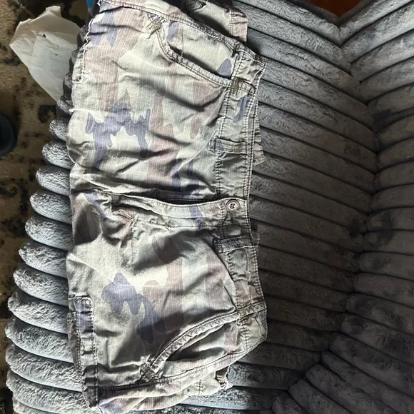 American Eagle Outfitters Green Cargo Shorts - Picture 3 of 7